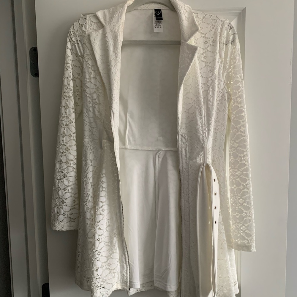 Lacy white coat - Picture 1 of 3